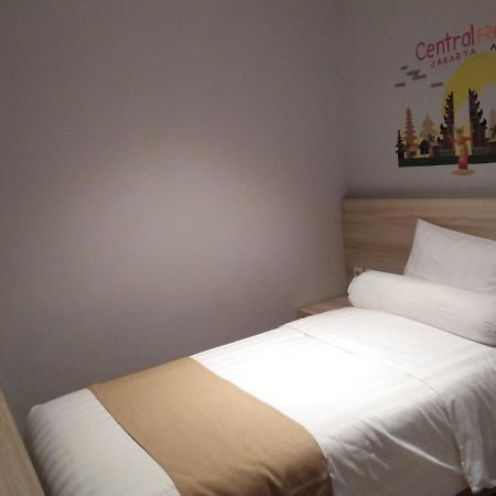 Central Front One Inn Jakarta Airport Rawabokor Dua Экстерьер фото