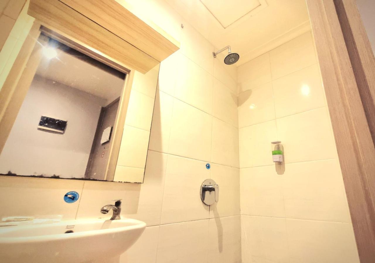 Central Front One Inn Jakarta Airport Rawabokor Dua Экстерьер фото