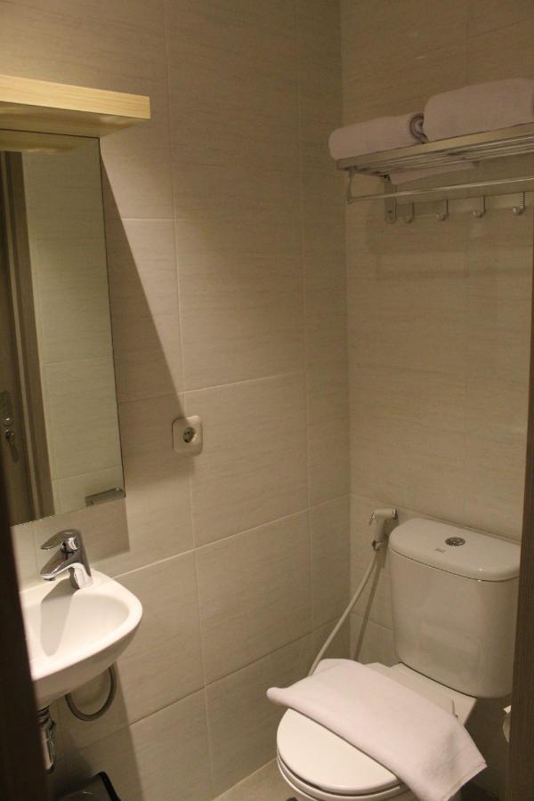 Central Front One Inn Jakarta Airport Rawabokor Dua Экстерьер фото