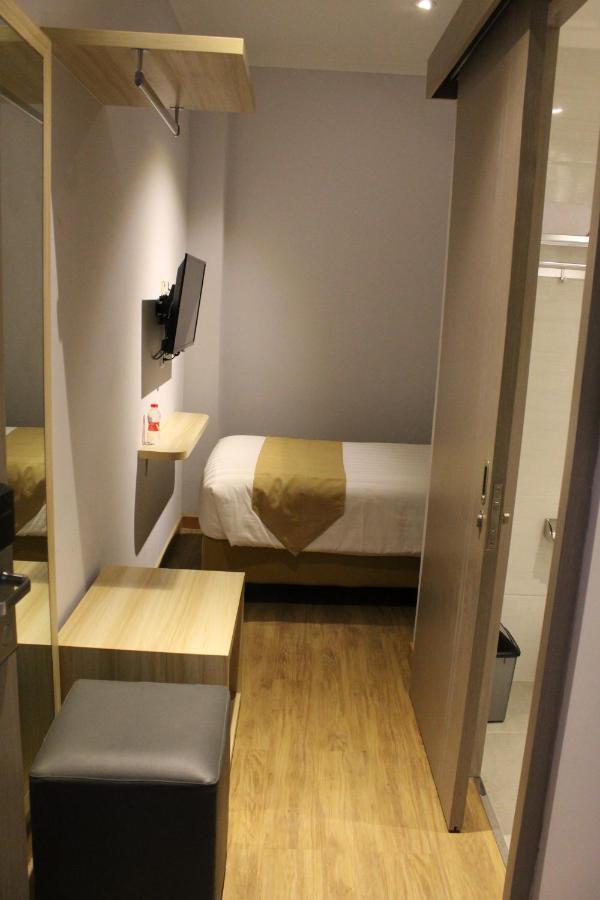 Central Front One Inn Jakarta Airport Rawabokor Dua Экстерьер фото