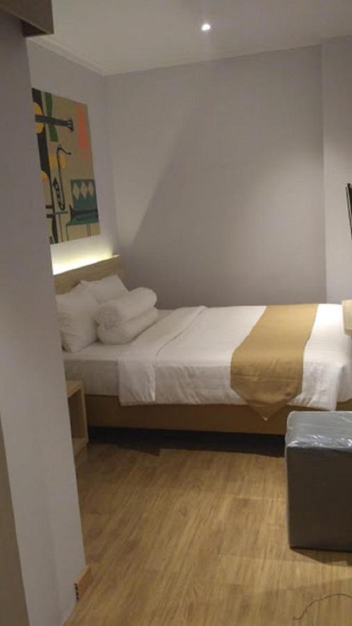 Central Front One Inn Jakarta Airport Rawabokor Dua Экстерьер фото